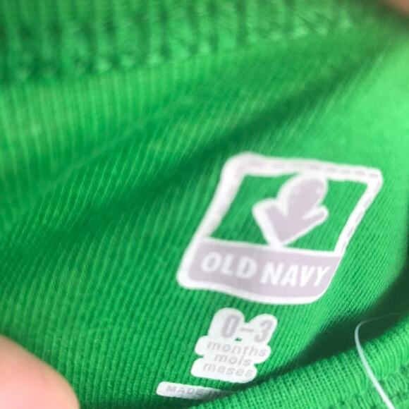 Old Navy Unisex Bodysuit Size 0-3 Months Kiss Me I'm Irish St. Patrick's Day NEW - Picture 7 of 7